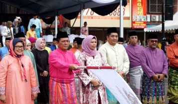 Gubernur Kepri H. Ansar Ahmad melepas peserta Pawai Ta'aruf pembukaan Musabaqah Tilawatil Qur'an dan Hadis (MTQH) Ke- X Tingkat Provinsi Kepulauan Riau di Batam, Senin (20/5/2024). (Foto: Diskominfo Kepri)
