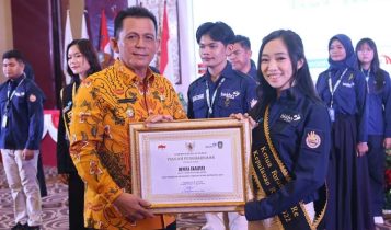 Gubernur Kepri menetapkan dua Pemuda menjadi duta Kepri tingkat nasional serta melantik pengurus Forum Genre Kepri Periode 2024 2026 di Aula Wan Seri Beni Dompak Gubernur Kepri menetapkan dua Pemuda menjadi duta Kepri tingkat nasional serta melantik pengurus Forum Genre Kepri Periode 2024-2026 di Aula Wan Seri Beni, Dompak, Sabtu (04/05/2024).