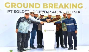 Gubernur Kepulauan Riau Ansar Ahmad dan Komisaris Utama Arsari Group Hashim Djojohadikusumo melakukan peletakan batu pertama (ground breaking) pembangunan PT.Solder Tin Andalan Indonesia di Kawasan Industri Tunas Prima Blok B1 Batu Besar, Kota Batam, Jumat (10/5/2024).