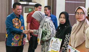 Gubernur Kepulauan Riau HAnsar Ahmad menyerahkan Rp15 miliar dana bantuan sosial untuk korban bencana angin puting beliung dan kebakaran di Kabupaten Karimun Gubernur Kepulauan Riau H.Ansar Ahmad, menyerahkan Rp1,5 miliar dana bantuan sosial untuk korban bencana angin puting beliung dan kebakaran di Kabupaten Karimun Kamis (30/05/2024).Â