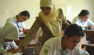 Guru saat mengajar siswanya disalah satu sekolah di Riau (Foto:riau.go.id)