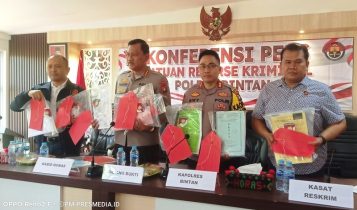 Kabid Humas Polda Kepri Kombes Pol Zahwani Pandra Arsyad dan Kapolres Bintan AKBP Riki Iswoyo beserta Wadirkrimum Polda Kepri AKBP Ary Baroto dan Kasatreskrim Polres Bintan AKP MP Limbong menunjukkan barang bukti SKPPT yang disita dari tiga tersangka. (Foto: Hasura/Presmedia.id)