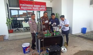 Kajari Bintan I Wayan Eka Widdiara dan Kepala Loka POM Tanjungpinang Irdinansyah memusnahkan BB perkara narkotika dan non narkotika di Halaman Kejari Bintan. (Foto: Hasura/Presmedia.id)