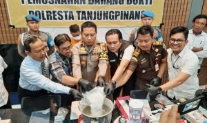 Kapolresta Tanjungpinang, Kombes Pol Heribertus Ompusunggu bersama jajarannya, PN Tanjungpinang, Kejari Tanjungpinang, BNN dan Kuasa Hukum Tersangka memusnahkan Barang bukti. (Foto: Roland/Presmedia.id)