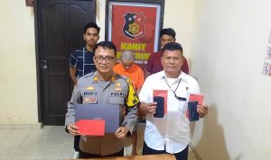 Kapolsek Tanjungpinang Timur, AKP Rifi Hamdani Sitohang didamping Kanit Reskrim, Iptu Apriadi saat diwawancarai awak media di Mapolsek. (Foto: Roland/Presmedia.id)