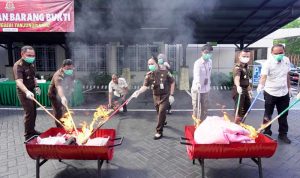 Kejari Tanjungpinang bersama stakholder terkait melakukan pemusnahan barang bukti di Lapangan Parkir Kejari Tanjungpinang. (Foto: Kejari Tanjungpinang)