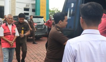 Kejati kepri Tahan Dua Tersangka Korupsi Proyek Pengendalian Banjir Kementerian PUPR di Tanjungpinang. (Foto:Penkum Kejati Kepri)