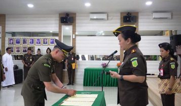 Kepala Kejaksaan Negeri Tanjungpinang, Lanna Hany Wanike Pasaribu saat memimpin sertijab di Kejari Tanjungpinang. (Foto: Kejari Tanjungpinang)