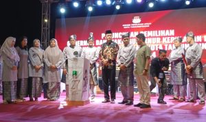 Komisi Pemilihan Umum (KPU) Kota Tanjungpinang, secara resmi meluncurkan pelaksanaan Pilkada serentak 2024 kota Tanjungpinang di Pelataran Tugu Sirih Tepi Laut, Sabtu (25/5/2024) malam. (Foto: Roland/Presmedia.id)