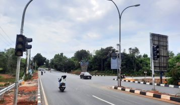 Lampu traffic light simpang Tugu Tangan rusak, sejumlah pengendara saling terobos. (Foto: Roland/Presmedia.id)