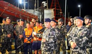 Pelaksana Tugas (Plt) Direktur Jenderal Pengawasan Sumber Daya Kelautan dan Perikanan (PSDKP), Pung Nugroho Saksono (Ipunk) dan jajaran saat mengamankan ABK tiga Kapal Ikan Asing yang mencuri Ikan di Laut natuna dan Selat Malaka. (Foto: Dirjen PSDKP-Kementerian Kelautan dan Perikanan)