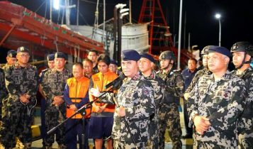 Pelaksana Tugas (Plt) Direktur Jenderal Pengawasan Sumber Daya Kelautan dan Perikanan (PSDKP), Pung Nugroho Saksono (Ipunk) dan jajaran saat mengamankan ABK tiga Kapal Ikan Asing yang mencuri Ikan di Laut natuna dan Selat Malaka. (Foto: Dirjen PSDKP-Kementerian Kelautan dan Perikanan)