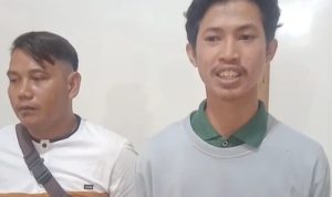Pelaku Pembuat dan Penyebar berita bohong (Hoaks) Rendy bersama abang iparnya M.Ridwan menyampaikan meminta maaf di Mapolsek Bukit Bestari.jpg