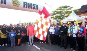 Peringatan Hari Marwah Kepri 2024 digelar di kabupaten Karimun, Gubernur Ansar dan tokoh perjuangan provinsi Kepri Huzrin Hood lepas Fun Walk di Pelataran Panggung Putri Kemuning Coastal Area Rabu (15/5/2024).