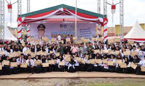 Peringatan Hari Pendidikan Nasional (Hardiknas) Provinsi Kepri, 665 tenaga pendidik bersama 20 tenaga kesehatan menerima SK dari Gubernur Kepri.