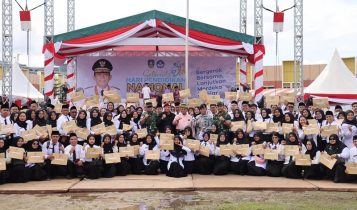 Peringatan Hari Pendidikan Nasional (Hardiknas) Provinsi Kepri, 665 tenaga pendidik bersama 20 tenaga kesehatan menerima SK dari Gubernur Kepri.