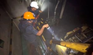 Personil PPLP Tanjung Uban sedang melakukan pengecekkan dan pendinginan kamar mesin Kapal Tanker Minyak SPOB JEANITA miliki PT Pertamina Tanjung Uban. (Foto: PPLP Tanjung Uban)