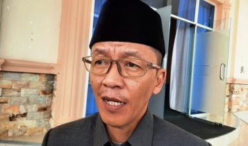 Pj.Walikota Tanjungpinang Hasan Sos saat dikonfirmasi mengenai pemanggilan dan statusnya sebagai tersangka kasus Pemalsuan SKT PT.Expasindo Raya di DPRD kota Tanjungpinang Pj.Walikota Tanjungpinang Hasan Sos saat dikonfirmasi mengenai pemanggilan dan statusnya sebagai tersangka kasus Pemalsuan SKT PT.Expasindo Raya, di DPRD kota Tanjungpinang. (Foto: Roland/Presmedia.id)