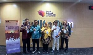 Plh.Kepala Dinas Kominfo Kepri, James Pattikawa dan Kadis PMD Misbardi bersama pejabat Kepri lainya saat mengikuti Bimtek Perluasan Pemberantasan Korupsi di KPK-RI. (Foto: Diskominfo Kepri)