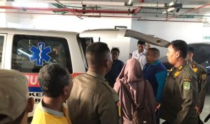 Sebuah ambulans mengangkut korban anak yang terjatuh dari tangga di pasar Encik Puan Perak kota Tanjungpinang. (Foto: Warga saat di lokasi)