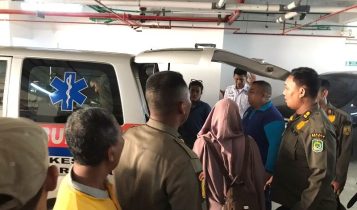 Sebuah ambulans mengangkut korban anak yang terjatuh dari tangga di pasar Encik Puan Perak kota Tanjungpinang Sebuah ambulans mengangkut korban anak yang terjatuh dari tangga di pasar Encik Puan Perak kota Tanjungpinang. (Foto: Warga saat di lokasi)