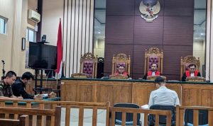 Terdakwa Arif Firmansyah saat menghadiri sidang korupsi dana Nasabah di PD.BPR Bestari Rp5,9 M di PN Tanjungpinang, Selasa (21/5/2024).Â 