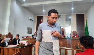 Terdakwa Muhammad Imam Tabrani saat meninggalkan dan dibawa ke sel tahanan PN Tanjungpinang. (Foto: Roland/Presmedia.id)