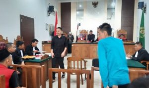 Terdakwa Rahmat Akbar (Kemeja warna hitam) meninggalkan ruangan sidang usai dituntut JPU di PN Tanjungpinang, Selasa (21/5/2024). (Foto: Roland/Presmedia.id)