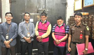 Tersangka suap lelang proyek Balai Sarana Permukiman Wilayah Kepri Kementerian PUPR, Amat Chandra dan Ridwan Effendi dijebloskan Jaksa ke Rutan Tanjungpinang. (Foto: Kejari Tanjungpinang)