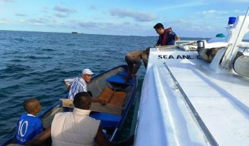 Tim gabungan sedang melakukan penyisiran perairan Pulau Mabut untuk mencari keberadaan nelayan Desa Pangkil yang dikabarkan hilang dan tenggelam. (FotoP: PPLP Tanjung Uban)