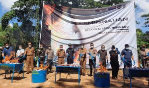 BC Tanjungpinang bersama pihak terkait melakukan pemusnahan di TPA Ganet Tanjungpinang. (Foto: Roland/Presmedia.id)