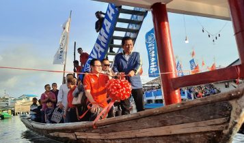 Buka lomba Perahu naga Gubernur Ansar Ahmad melakukan pemotongan pita dan mengelilingi rute lomba dari atas pompong di laut pelantar II Tanjungpinang Buka lomba Perahu naga, Gubernur Ansar Ahmad melakukan pemotongan pita dan mengelilingi rute lomba dari atas pompong di laut pelantar II Tanjungpinang.