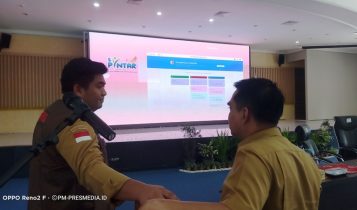 Bupati Bintan Roby Kurniawan dan Kepala Disdik Bintan Nafriyon melaunching aplikasi Sipintar sebagai upaya memberantas praktik pungli PPDB. (Foto: Hasura/Presmedia.id)
