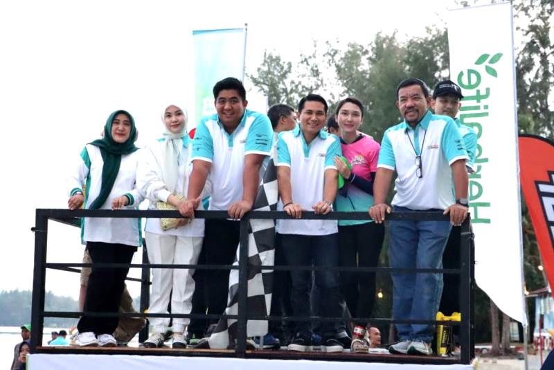 Bupati Bintan Roby Kurniawan dan istri bersama Wabup Bintan Ahdi Muqsith dan istrinya serta Kepala Dinas Pariwisata Kepri Guntur Sakti saat melepas peserta Bintan Triathlon 2024 Kategori Enduro di kawasan Lagoi Bay Bintan.