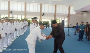 Bupati Bintan Roby Kurniawan memberikan selamat kepada kades yang diperpanjang masa jabatannya di Aula Bandar Seri Bentan Bintan Buyu. (Foto: Hasura/Presmedia.id)