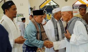 Bupati Lingga Muhammad Nizar dan keluarga menunaikan Shalat Idul Adha 1445 H bersama jamaah di Masjid Al-Mu'awwanah Cening, Daik Lingga Senin, (17/6/2024). (Foto: Aulia/Presmedia.id)