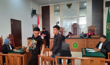 Dua Terdakwa Billy Fernando dan King Saputra meninggalkan ruang sidang usai divonis Hakim 9 dan 6 tahun penjara di PN Tanjungpinang Dua Terdakwa Billy Fernando dan King Saputra meninggalkan ruang sidang usai divonis Hakim 9 dan 6 tahun penjara di PN Tanjungpinang. (Foto: Roland/Presmedia.id)