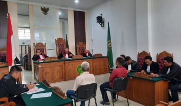Dua Terdakwa saat mendengarkan vonis di PN Tanjungpinang. (Foto: Roland/Presmedia.id)