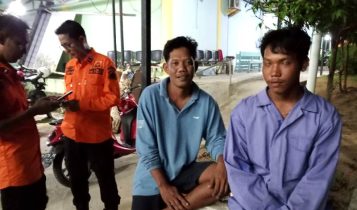 Dua nelayan Desa Mantang Baru Bintan, berhasil diselamatkan Basarnas setelah kapal-nya ditabrak Tongkang di Perairan Berakit Bintan. (Foto: Basarnas Tanjungpinang)