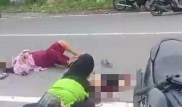 Dua wanita paruh baya tergeletak di tengah jalan setelah mengalami kecelakaan di jalan DI Panjiatan Km 8 Tanjungpinang Dua korban wanita yang mengalami kecelakaan di jalan Raja Haji Fisabilillah km 8 Tanjungpinang tergeletak di jalan. (Tangkapan layar video warga).