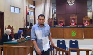 Eks Karyawan CSO Bank Mandiri Cabang Tanjungpinang, Muhammad Imam Tabarani meninggalkan sidang usai dituntut 8 tahun penjara di PN Tanjungpinang (Roland/ Presmedia)