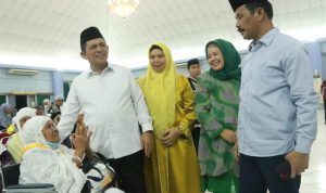 Gubernur Kepri Ansar Ahmad dan Bupati serta kepala OPD lainya, saat menyambut kedatangan jemaah haji kloter pertama Embarkasi Batam tahun 2024.