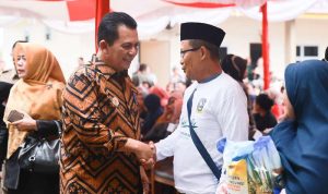 Gubernur Kepri, H.Ansar Ahmad Menyerahkan bantuan Beras dan dana Usaha Ekonomi Produktif (UEP) dan Kelompok Usaha Bersama (KUBE) di Aula Kantor Camat Tanjungpinang Timur Selasa (25/6/2024). (Foto: Diskominfo)