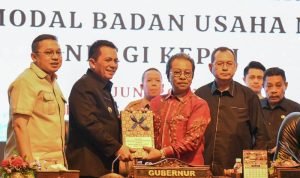 Gubernur Provinsi Kepri Ansar Ahmad saat menyerahkan Dokumen Ranperda Pembentukan BUMD Energi Kepri untuk mengelola 10 Persen PI Blok Migas di Kepri.