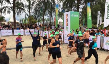 Istri Wabup Bintan Sabine Rohden melambaikan tangan saat mengikuti rintangan berenang dalam event Bintan Triathlon 2024 di Lagoi Bay Bintan Istri Wabup Bintan Sabine Rohden melambaikan tangan saat mengikuti rintangan berenang dalam event Bintan Triathlon 2024 di Lagoi Bay, Bintan. (Foto: Hasura/Presmedia.id)