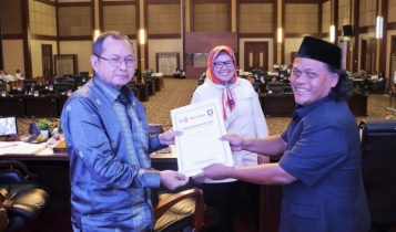 Juru Bicara fraksi Harapan DPRD Kepri Yudi Kurnian saat menyerahkan Pandangan Fraksinya ke wakil ketua DPRD Kepri dr. T. Afrizal Dachlan di DPRD Kepri. (Foto: DPRD Kepri)