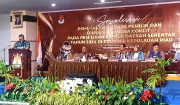 KPU Kepri Foto bersama dengan pihak terkait saat acara sosialisasi pemutahiran data pemilih Pilkada 2024 di CK Tanjungpinang KPU Kepri Foto bersama dengan pihak terkait saat acara sosialisasi pemutahiran data pemilih Pilkada 2024 di CK Tanjungpinang. (Foto: Roland/Presmedia.Id)
