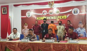 Kapolres Bintan AKBP Riki Iswoyo Kalapas Narkotika Kelas II A Tanjungpinang Edi Mulyono, Kasat Resnarkoba Polres Bintan Iptu Sofyan Rida dan KPLP Lapas menggelar konferensi pers penyelundupan sabu dan ganja ke Lapas Kelas IIA Tanjungpinang. (Foto:Hasura/Presmedia)