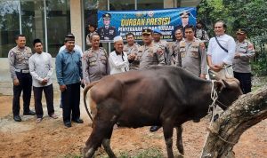 Kapolresta Tanjungpinang, Kombes Pol Heribertus Ompusunggu bersama jajarannya saat menyerahkan sapi kurban kepada Pondok Pesantren Al-Kautsar Tanjungpinang. (Roland/Presmedia).