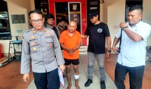 Kapolsek Tanjungpinang Timur AKP Rifi Hamdani Sitohang didampingi Kanit Reskrim, saat press rilis pengungkapan kasus curas di Mapolsek Tanjungpinang Timur. (Foto: Roland/Presmedia.id)